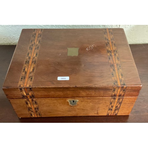 309 - A VICTORIAN WALNUT AND CHEQUER BANDED WRITING SLOPE, WITH BRASS INLAID SHIELD TO FRONT, AND RED LEAT... 