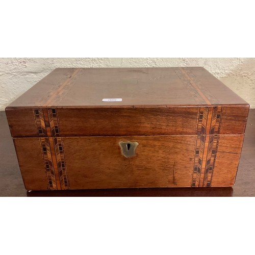 309 - A VICTORIAN WALNUT AND CHEQUER BANDED WRITING SLOPE, WITH BRASS INLAID SHIELD TO FRONT, AND RED LEAT... 