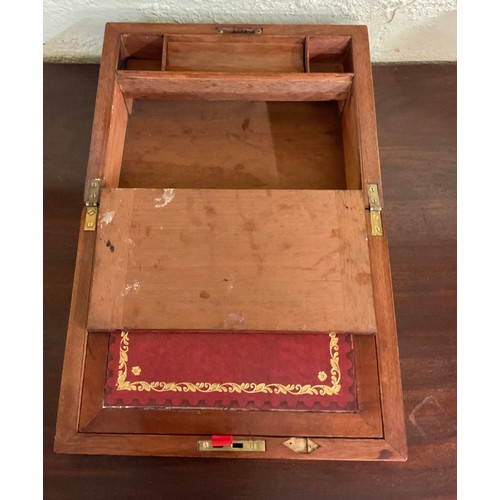 309 - A VICTORIAN WALNUT AND CHEQUER BANDED WRITING SLOPE, WITH BRASS INLAID SHIELD TO FRONT, AND RED LEAT... 