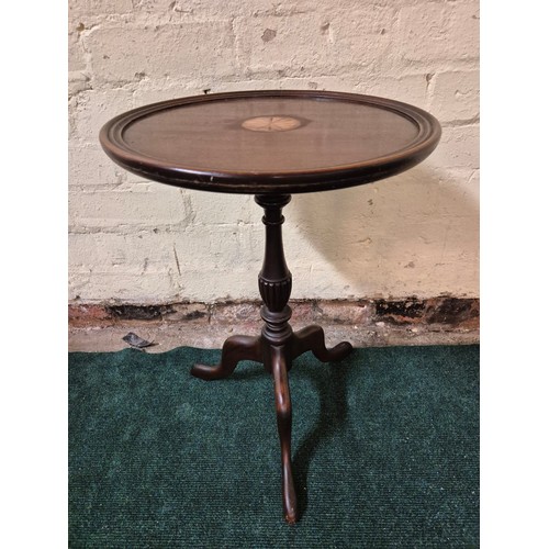 312 - AN ANTIQUE MAHOGANY EDWARDIAN LAMP TABLE, TRIPOD BASE BELOW HEAVILY CARVED PEDESTAL, SCALLOPED EDGE ... 