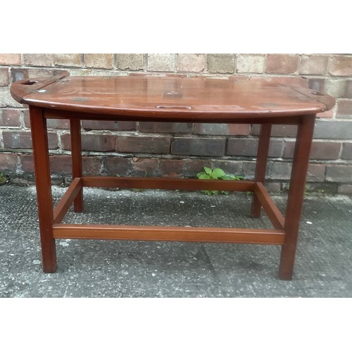 315 - AN ANTIQUE VICTORIAN MAHOGANY BUTLERS TRAY, WITH OVAL DROP FLAPS EACH WITH CARVED CARRY HANDLES TO C... 