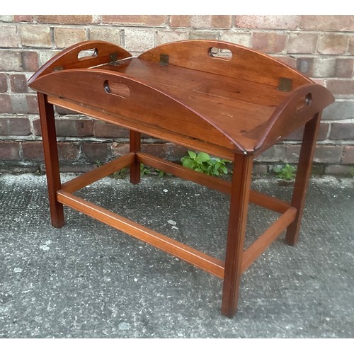 315 - AN ANTIQUE VICTORIAN MAHOGANY BUTLERS TRAY, WITH OVAL DROP FLAPS EACH WITH CARVED CARRY HANDLES TO C... 