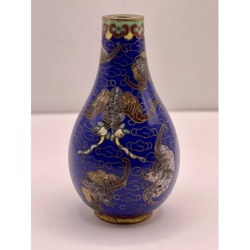 351 - CHINESE SNUFF BOTTLE - A GOOD QUALITY CHINESE CLOISONNE SNUFF BOTTLE WITH GILT RIMS AND BASES, ENGRA... 