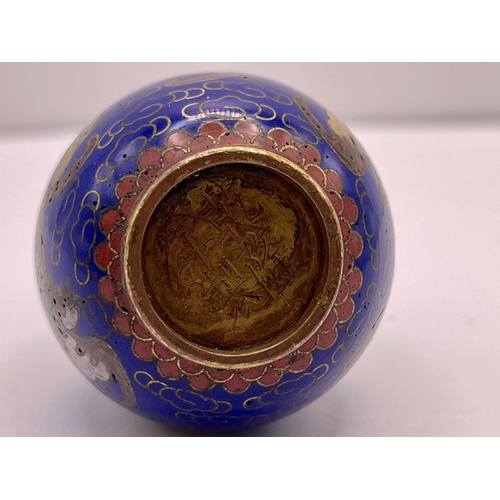 351 - CHINESE SNUFF BOTTLE - A GOOD QUALITY CHINESE CLOISONNE SNUFF BOTTLE WITH GILT RIMS AND BASES, ENGRA... 