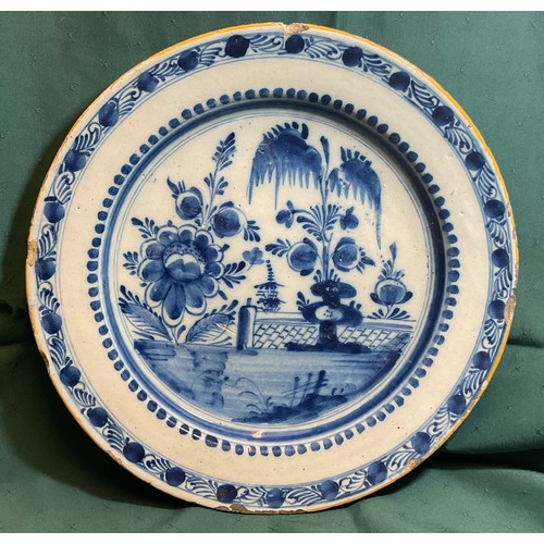 355 - 18TH C. DELFTWARE CHINOISERIE PATTERN CHARGER, IMITATING CHINESE EXPORT PORCELAIN.  HAND PAINTED IN ... 