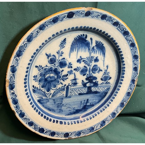 355 - 18TH C. DELFTWARE CHINOISERIE PATTERN CHARGER, IMITATING CHINESE EXPORT PORCELAIN.  HAND PAINTED IN ... 