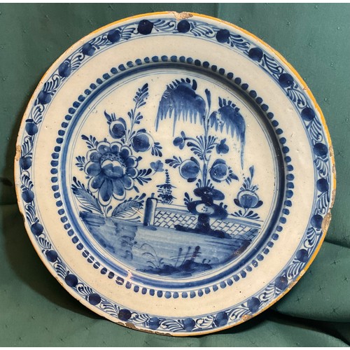 355 - 18TH C. DELFTWARE CHINOISERIE PATTERN CHARGER, IMITATING CHINESE EXPORT PORCELAIN.  HAND PAINTED IN ... 