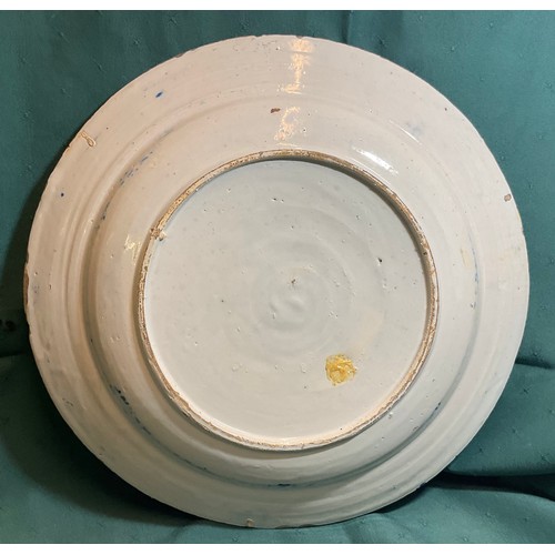355 - 18TH C. DELFTWARE CHINOISERIE PATTERN CHARGER, IMITATING CHINESE EXPORT PORCELAIN.  HAND PAINTED IN ... 