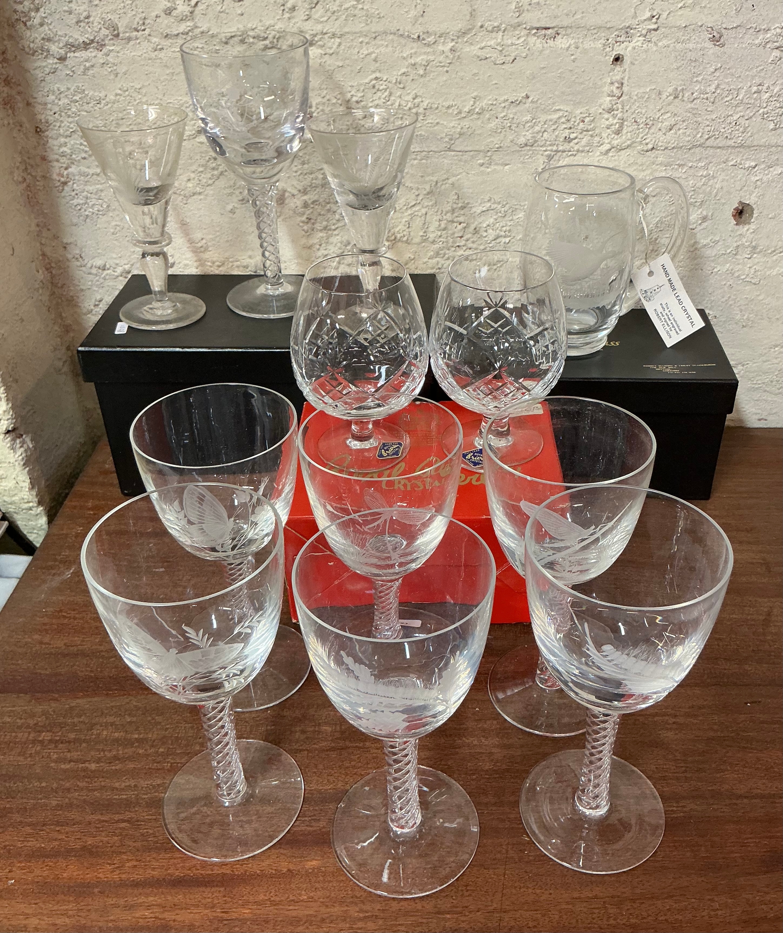 A SMALL COLLECTION OF ROBERT ELISON ETCHED GLASS INCLUDING 6 SIGNED ...
