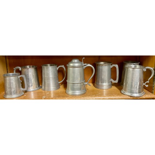 422 - A COLLECTION OF 7 PEWTER TANKARDS BY ABBEY, MANOR REED INCLUDING 1 COVERED