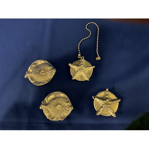 426 - SET OF X4 VINTAGE WHITE METAL SINK PLUG HOLE COVERS DEPICTING STARFISH AND FISH WITH CHAINS