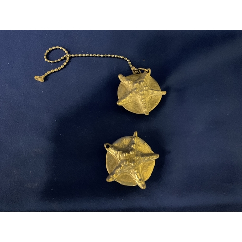 426 - SET OF X4 VINTAGE WHITE METAL SINK PLUG HOLE COVERS DEPICTING STARFISH AND FISH WITH CHAINS