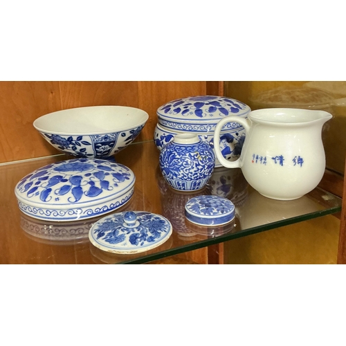 427 - SMALL COLLECTION OF BLUE AND WHITE WARES, LIDS, BOWL, JUG ETC