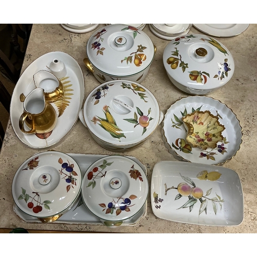 428 - A COLLECTION OF ROYAL WORCESTER KITCHENWARES INCL 4 COVERED TUREENS, 4 FLAN DISHES 2 GOLD JUGS ETC