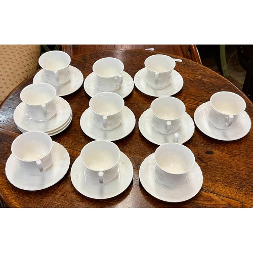 432 - A ROYAL ALBERT WHITE ‘OLD ENGLISH GARDEN’ PORCELAIN TEA SET, X10 CUPS, X12 SAUCERS (X22 ALTOGETHER)