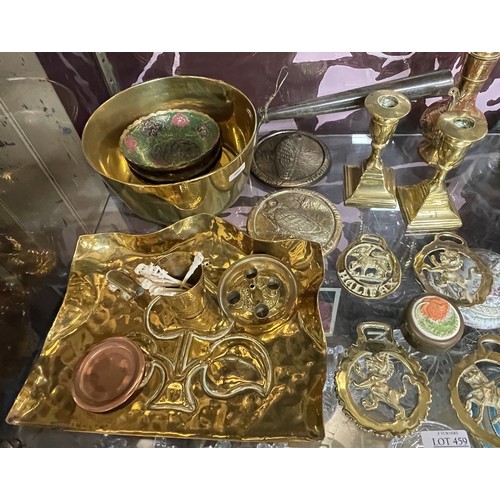 459 - A COLLECTION OF BRASS ITEMS INCL AN ART NOUVEAU CRUMB TRAY, JAM PAN WITH HANDLE, PAIR OF CANDLESTICK... 