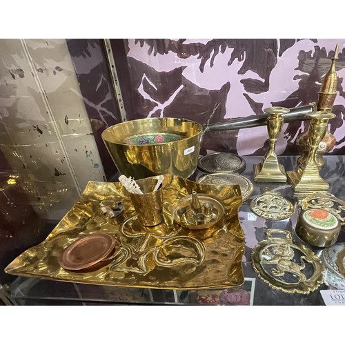 459 - A COLLECTION OF BRASS ITEMS INCL AN ART NOUVEAU CRUMB TRAY, JAM PAN WITH HANDLE, PAIR OF CANDLESTICK... 