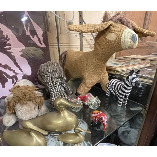 460 - COLLECTION OF ANIMAL FIGURES INCL, METAL BEAD HIPPOPOTAMUS, X3 BRASS DUCKS, A BEAD WORK ZEBRA, BIRD ... 