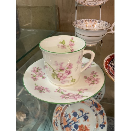 473 - SMALL COLLECTION OF ANTIQUE BONE CHINA CUPS AND SAUCERS INCL, THOMAS GOODE OF LONDON, ROSE PATTERNED... 