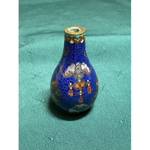 351 - CHINESE SNUFF BOTTLE - A GOOD QUALITY CHINESE CLOISONNE SNUFF BOTTLE WITH GILT RIMS AND BASES, ENGRA... 