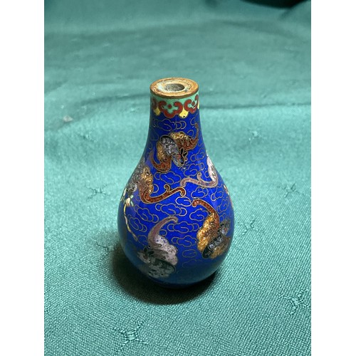 351 - CHINESE SNUFF BOTTLE - A GOOD QUALITY CHINESE CLOISONNE SNUFF BOTTLE WITH GILT RIMS AND BASES, ENGRA... 