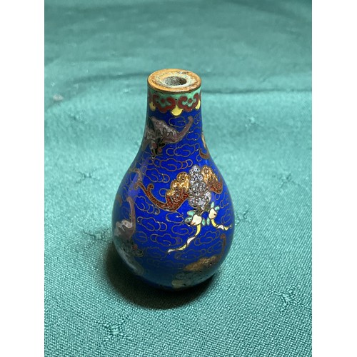 351 - CHINESE SNUFF BOTTLE - A GOOD QUALITY CHINESE CLOISONNE SNUFF BOTTLE WITH GILT RIMS AND BASES, ENGRA... 