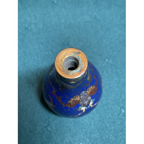 351 - CHINESE SNUFF BOTTLE - A GOOD QUALITY CHINESE CLOISONNE SNUFF BOTTLE WITH GILT RIMS AND BASES, ENGRA... 