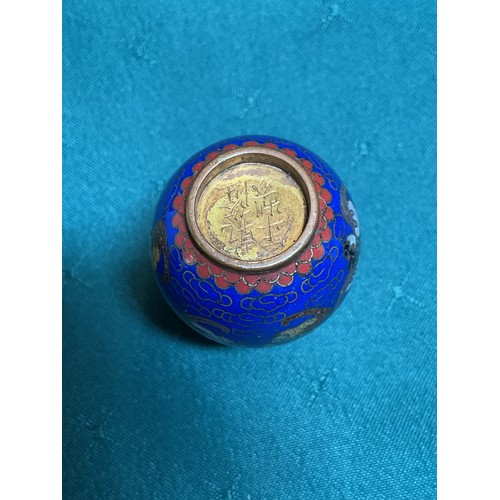 351 - CHINESE SNUFF BOTTLE - A GOOD QUALITY CHINESE CLOISONNE SNUFF BOTTLE WITH GILT RIMS AND BASES, ENGRA... 
