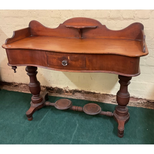 286 - AN ANTIQUE VICTORIAN MAHOGANY WASH STAND/TABLE, MAHOGANY TABLE TOP WITH GALLERY SHELF TO SERPENTINE ... 