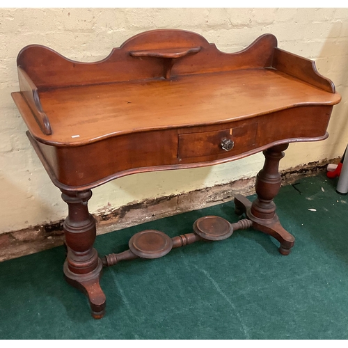286 - AN ANTIQUE VICTORIAN MAHOGANY WASH STAND/TABLE, MAHOGANY TABLE TOP WITH GALLERY SHELF TO SERPENTINE ... 