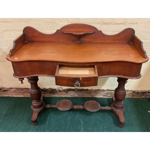 286 - AN ANTIQUE VICTORIAN MAHOGANY WASH STAND/TABLE, MAHOGANY TABLE TOP WITH GALLERY SHELF TO SERPENTINE ... 