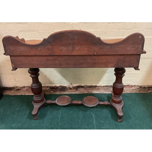 286 - AN ANTIQUE VICTORIAN MAHOGANY WASH STAND/TABLE, MAHOGANY TABLE TOP WITH GALLERY SHELF TO SERPENTINE ... 