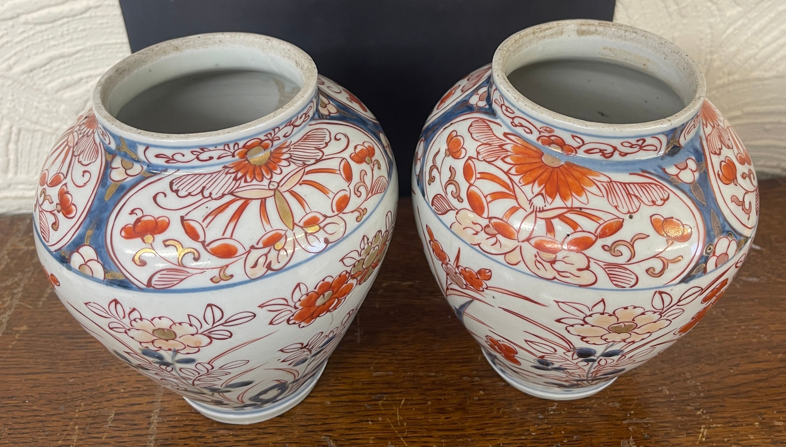 A PAIR OF JAPANESE IMARI EDO PERIOD VASES, 17CM HIGH