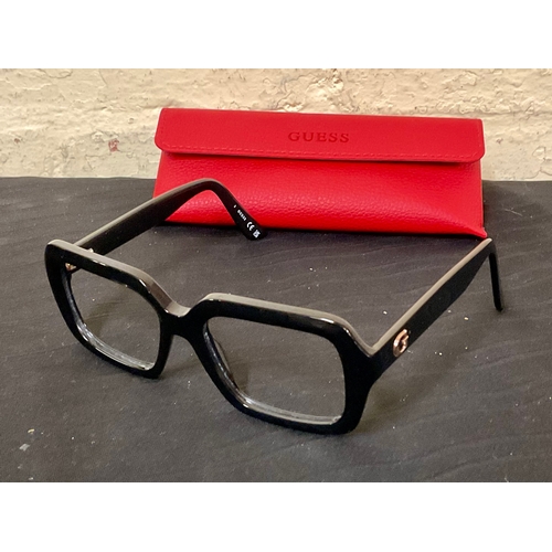 33 - A PAIR OF GUESS SPECTACLE FRAMES IN BLACK WITH GOLD ACCENTS WITH MATCHING CASE - GU50226