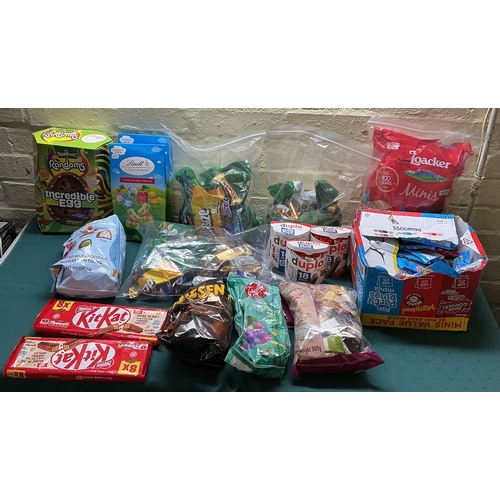 30 - A QTY OF VARIOUS CONFECTIONERY INCLUDING MARS MINI BARS, DUPLO’S, LINDT MILK CHOCOLATE SELECTION, KI... 