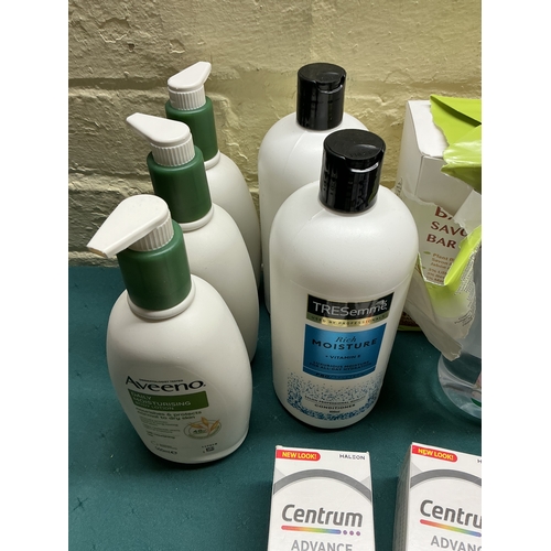 30 - A QTY OF MIXED TOILETRIES INCLUDING OLAY RETINOL 24 NIGHT CREAM ( BOTH SEALED ) OLAY 7 IN 1 ( SEALED... 