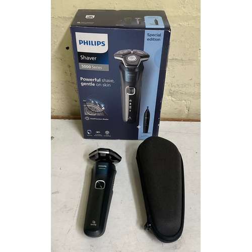 33 - BOXED PHILIPS 5000 SERIES SHAVER WITH CARRY CASE
