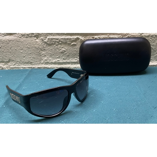 47 - PAIR OF MOSCHINO MOS174/S SUNGLASSES WITH MOSCHINO CASE