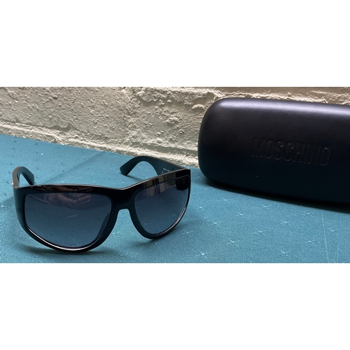 47 - PAIR OF MOSCHINO MOS174/S SUNGLASSES WITH MOSCHINO CASE