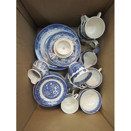 1644 - A box containing a quantity of blue and white table wares, mostly Willow pattern    (E) £15-20