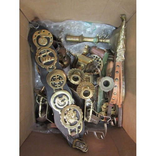 1645 - A box of mxied brass items