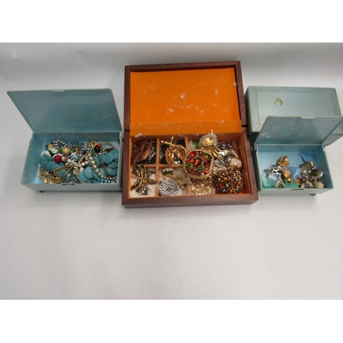 395 - A large quantity of costume jewellery including brooches, earrings, bracelet, watches, etc