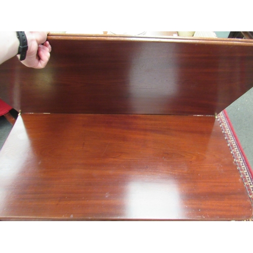 1142 - A Victorian mahogany tea table on turned legs to castors with fold-out top