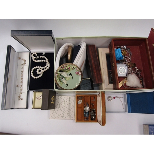 1338 - A quantity of bijouterie and compacts including Stratton etc