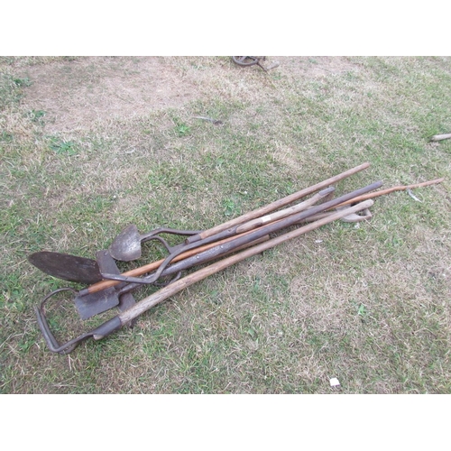 4658 - A bundle of mixed tools including turfing iron