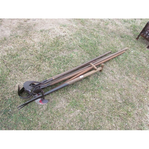 4661 - A bundle of mixed tools including hoe, edger etc.