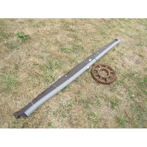 4670 - A large cross cut saw and iron cog wheel     (D)