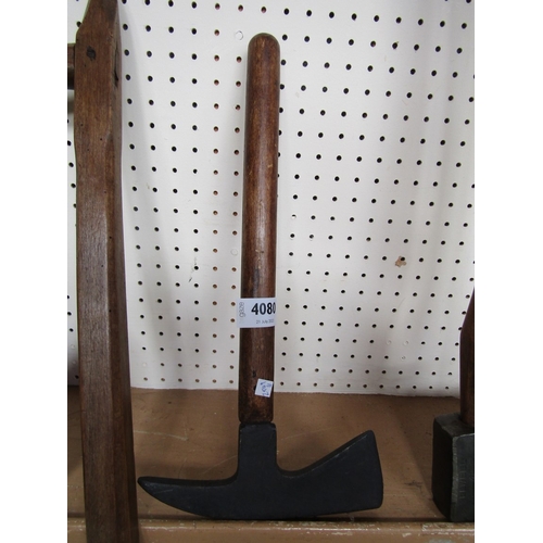 4080 - A hatchet   (R) £10