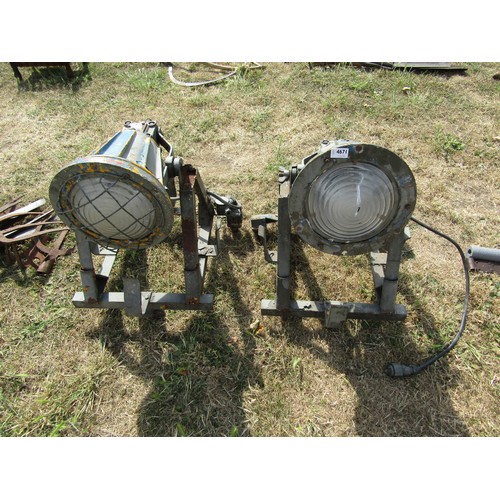 4671 - A pair of portable airfield spot/landing lights