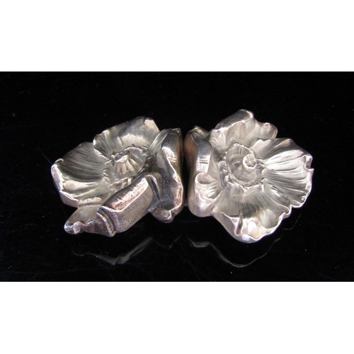 5064 - A belt buckle as two linked flowers, stamped sterling, Patented 25th June 1901, 31.2g    (R) £30